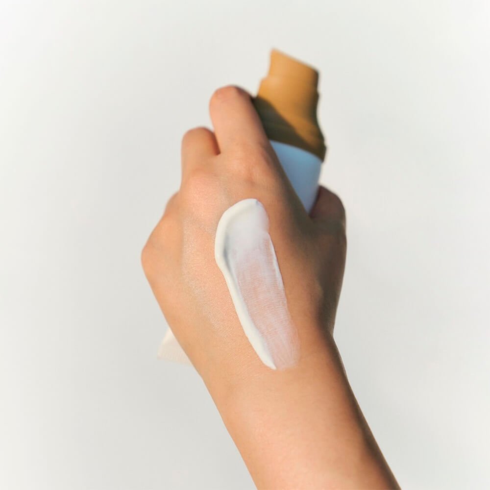 Crema solar con centella asiática SKIN1004 Madagascar Centella Air - Fit Suncream Light SPF30 PA++++ - KBOX